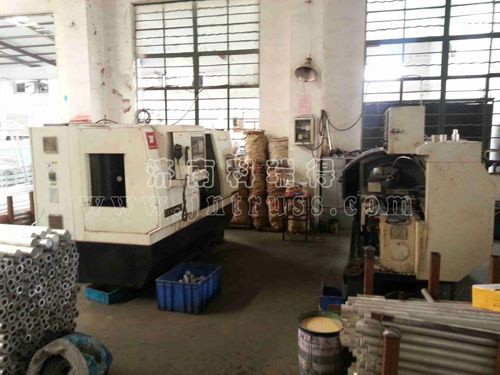 車間里的數控機床